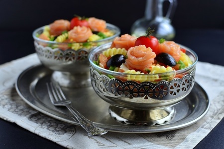 Фото к рецепту: Салат из fusilli , лосося и овощей