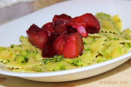 Фото к рецепту: Фарфалле-салат с розовыми гребешками и соусом песто.