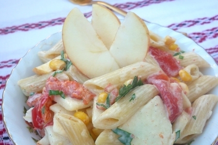 Фото к рецепту: Макаронный салат с яблоком и запечённым перцем 