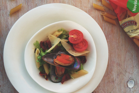 Фото к рецепту: Салат с penne rigate, мидиями и вялеными томатами