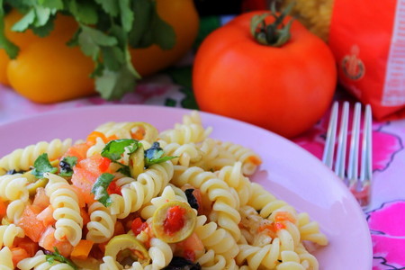 Фото к рецепту: Салат из пасты фузилли с оливками и помидорами