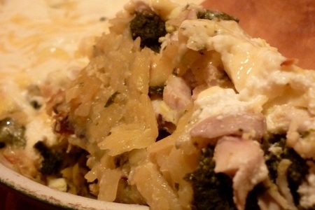 Фото к рецепту: Картофельная запеканка с щавелем и куриным филе