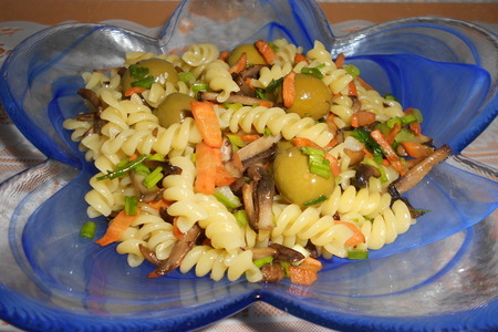 Фото к рецепту: Салат с фузилли, шампиньонами.морковью и оливками