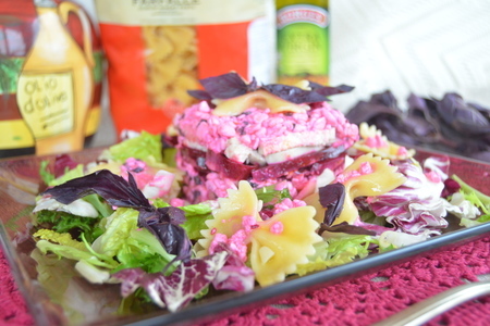 Фото к рецепту: Салат с фарфалле borges, с маринованной свеклой и лиловой заправкой