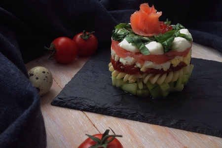 Фото к рецепту: Слоеный салат с fusilli borges с семгой, перепелиными яйцами и вялеными томатами