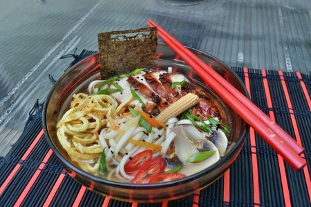 Фото к рецепту: Японский суп рамен, на тройном бульоне, с курицей хойсин