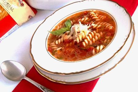 Фото к рецепту:  томатный суп с пастой fusilli,базиликом,пармезаном и трюфельным маслом