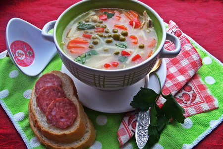 Фото к рецепту: Суп с горохом и ломаной пастой