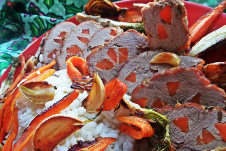 Фото к рецепту: Cвинина,запечённая с морковью и фенхелем с рисом на гарнир