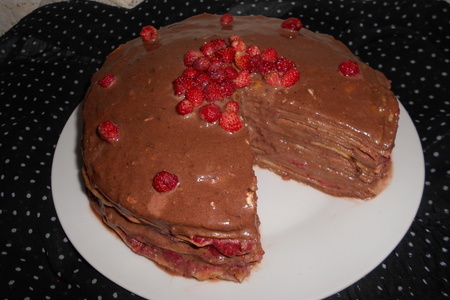 Блинный торт с шоколадным кремом и земляникой
