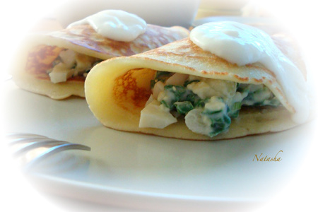 Фото к рецепту: Блинчики с зелёным луком,яйцом и йогуртом.