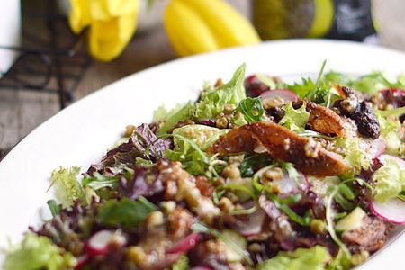 Салат с хрустящей уткой, фасолью маш и овощами