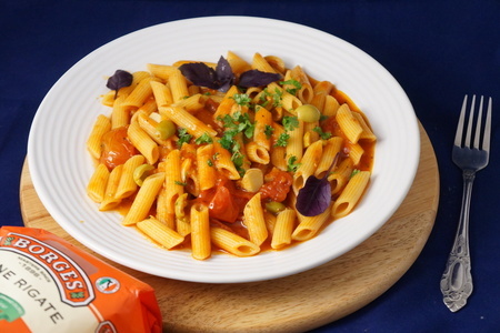 Фото к рецепту: Паста с томатным соусом и оливками