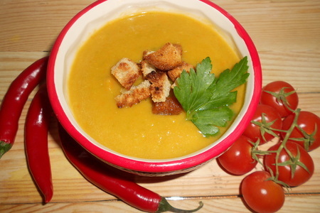 Фото к рецепту: Гороховый крем-суп с овощами и сухариками
