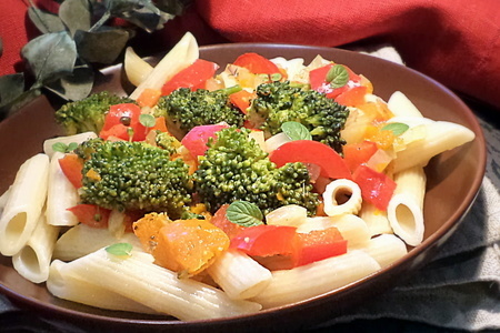 Фото к рецепту: Паста пенне с брокколи и яркими овощами для постного стола