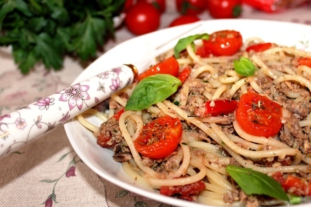 Фото к рецепту: Спагетти с ореховым тапенадом, черри, вялеными помидорами и тунцом