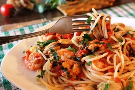 Спагетти с креветками и мидиями в ароматном соусе