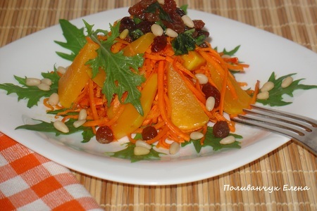 Фото к рецепту: Салат из тыквы с морковью и изюмом +ideal+руккола,куркума, имбирь.