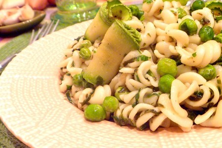 Фото к рецепту: Паста fusilli с зеленым горошком и кабачками