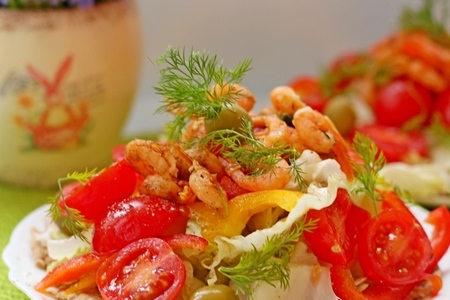 Фото к рецепту: Легкий салат с креветками и микс салатом