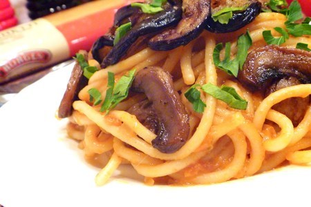 Фото к рецепту: Спагетти в томатном соусе с баклажанами и грибами