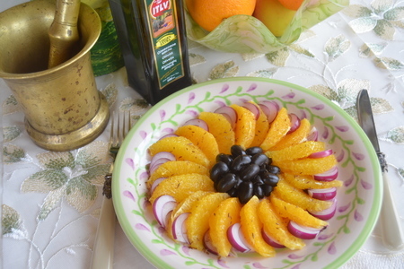 Фото к рецепту: Салат из апельсинов с маслинами "солнечный цветок"