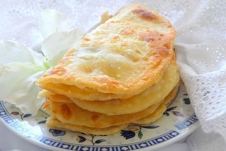 Фото к рецепту: Кыстыбый (татарские лепешки с начинкой)