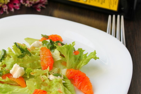 Фото к рецепту: Салат с красным апельсином и сыром моцарелла