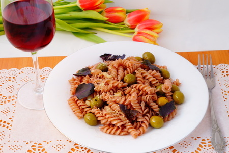 Фото к рецепту: Паста с красным вином и оливками