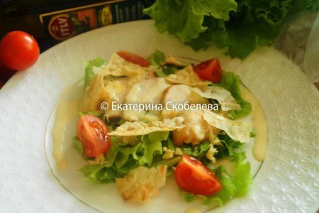 Фото к рецепту: Салат "цезарь" с чипсами из лаваша