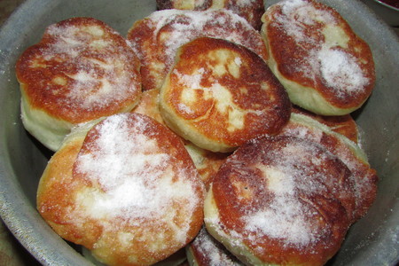 Фото к рецепту: Пончики на сковороде, тесто из хлебопечки