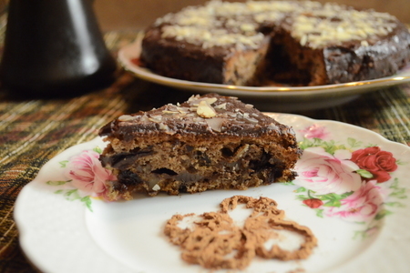 Фото к рецепту: Шоколадный пирог с черносливом и грецкими орехами