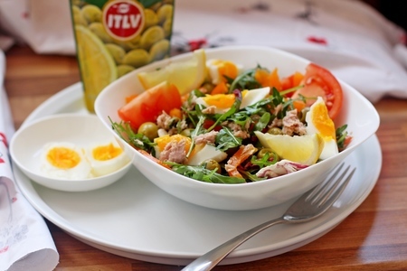Фото к рецепту: Салат с тунцом и оливками 