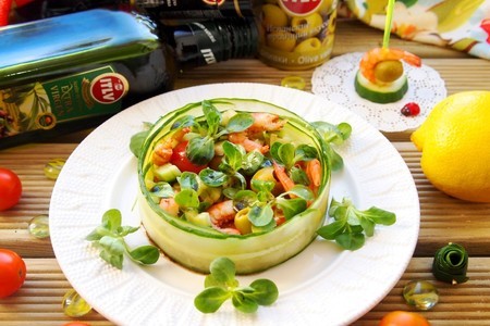 Фото к рецепту: Огуречный салат с креветками, помидорами черри и оливками