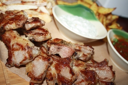 Фото к рецепту: Пивное плато: соломка из курицы, картофельные дольки, каре ягненка + белый соус