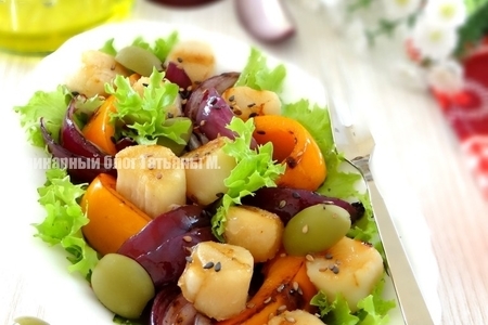Фото к рецепту: Теплый салат-гриль из овощей с гребешками