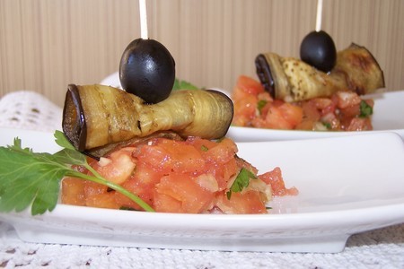 Фото к рецепту: Тартар из помидоров и зелени с баклажаном и маслинами