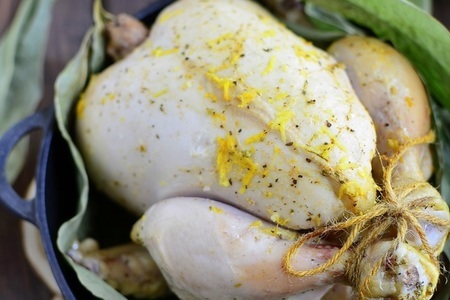 Фото к рецепту: Нежный диетический цыпленок, запеченный в бамбуковых листьях.