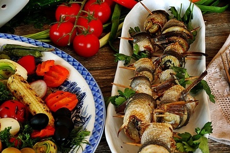 Фото к рецепту: Салака-гриль, фаршированная кускусом с оливками.