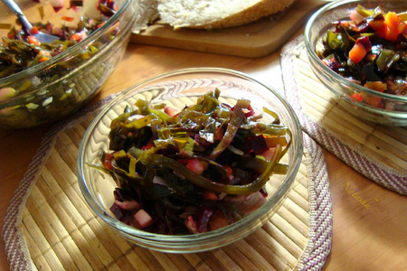 Фото к рецепту: Салат с морской капустой,овощами и сельдью.