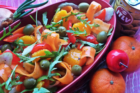 Фото к рецепту: Морковный салат с оливками и рукколой