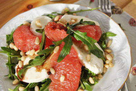 Фото к рецепту: Салат с грейпфрутом и моцареллой