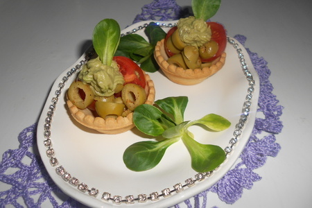 Фото к рецепту: Тарталетки с помидорами .оливками и с кремом из авокадо