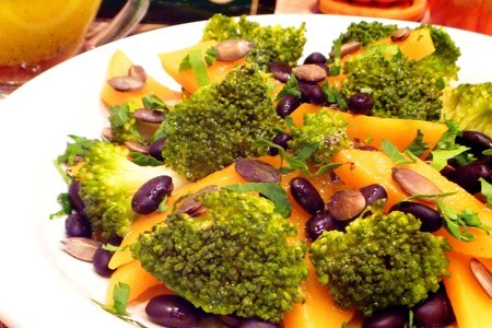 Фото к рецепту: Салат тыквенный с брокколи и фасолью