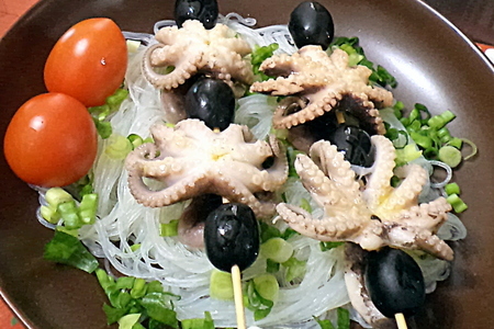Теплый салат из фунчезы с зеленым луком и с шашлычками из морепродуктов.