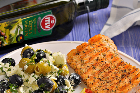 Фото к рецепту: Сёмга-гриль и оливковый салат с фетой (ужин за 10 минут)