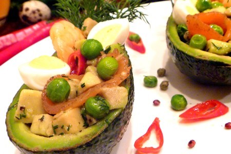 Фото к рецепту: Салат средиземноморский в лодочках авокадо