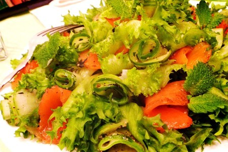 Фото к рецепту: Салат огуречный с лососем и мятной заправкой 