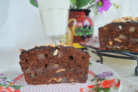 Фото к рецепту: Австрийский шоколадный пирог с пьяными грушами