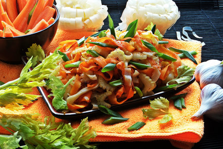 Фото к рецепту: Рисовая лапша с морковью и сельдереем (для поста)